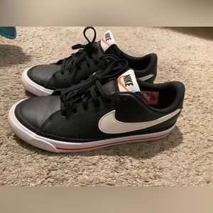Nike court legacy big kids size 5.5youth in good condition worn a few times